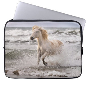 Capa Para Notebook Cavalo Camargue saindo da arrebentação