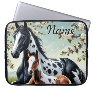 Capa Para Notebook Cavalo e Calha Descansados Em Meio A Árvores Brilh
