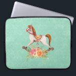 Capa Para Notebook Cavalo Rocking Vintage com Buquê Floral<br><div class="desc">Bolsas de laptop com uma imagem charmosa e fantasiosa de um cavalo de balanço antiquado,  com um buquê floral bonito,  cor-de-rosa e amarelo. O fundo é uma cor damasco verde-clara.</div>