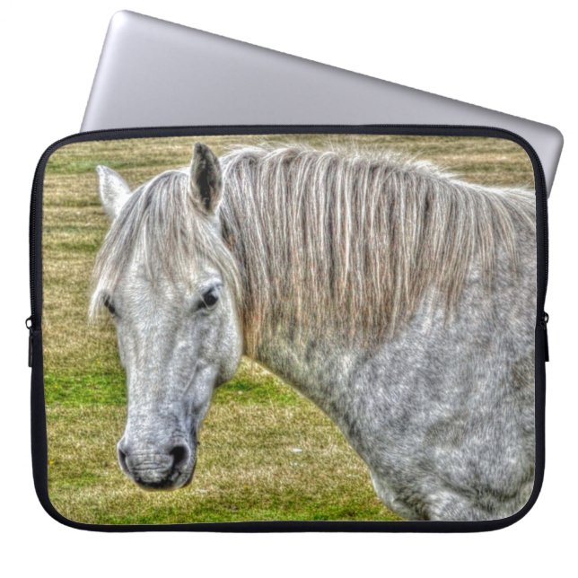 Capa Para Notebook Cavalo Selvagem de Pônea Florestal Branca (Frente)