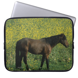 Capa Para Notebook Cavalo selvagem do mustang que está nas flores