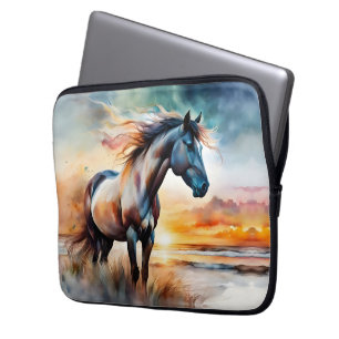 Capa Para Notebook Cavalo Selvagem sobre Duna Cinzenta no Sunset