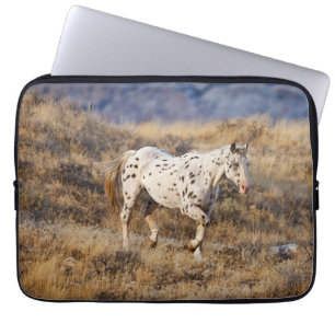 Capa Para Notebook Cavalo Vagueando pelas Colinas Cênicas do Big Horn