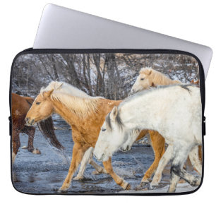 Capa Para Notebook Cavalos Atravessando o Córrego