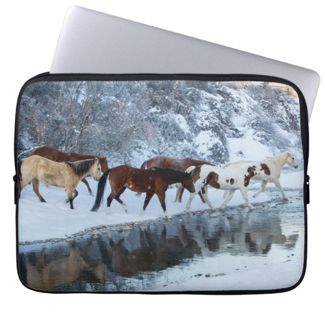 Capa Para Notebook Cavalos Atravessando o Córrego (Frente)