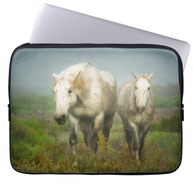 Capa Para Notebook Cavalos Brancos da Camargue em Campo (Frente)