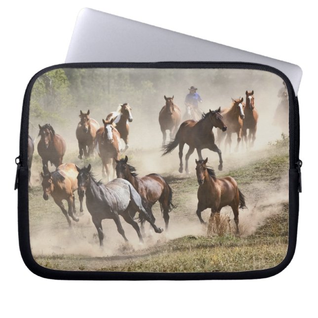Capa Para Notebook Cavalos correndo durante o roundup, Montana (Frente)