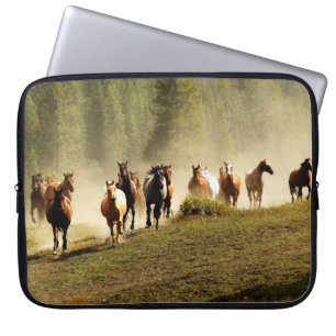 Capa Para Notebook Cavalos correndo em Montana ranch
