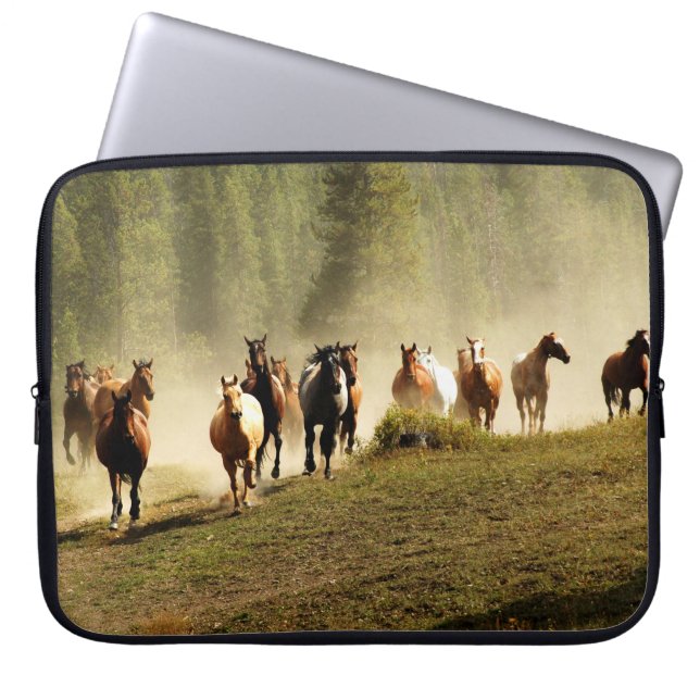 Capa Para Notebook Cavalos correndo em Montana ranch (Frente)