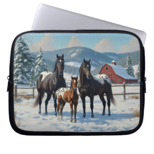 Capa Para Notebook Cavalos de Appaloosa Pretos numa Fazenda no invern