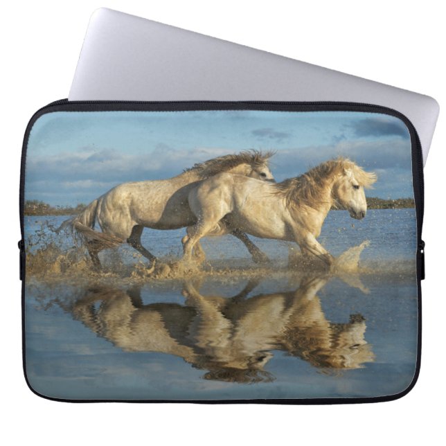 Capa Para Notebook Cavalos de Camargue e Reflexão, Sul da França (Frente)