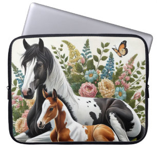 Capa Para Notebook Cavalos Descansados Entre Flores Vibrantes e Verde