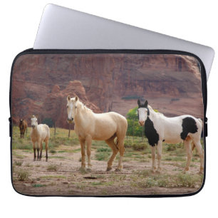 Capa Para Notebook Cavalos Navajo Correm Livres no Chão do Canyon