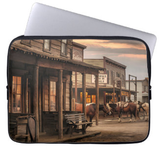 Capa Para Notebook Cavalos numa cidade ocidental