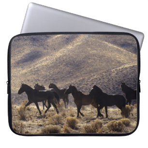Capa Para Notebook Cavalos selvagens do mustang no deserto 1