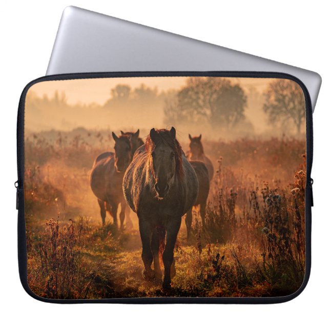 Capa Para Notebook Cavalos Selvagens: Encontro Intenso Em Gaza (Frente)