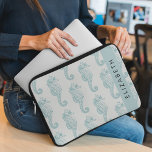Capa Para Notebook Cavalos Tropicais, Padrão De Cavalo-Marinho, Seu N<br><div class="desc">Elegante,  na moda e cavalos-marinhos sofisticados de cor azul sobre fundo de cinza. Presente moderno e moderno,  perfeito para o amante do mar em sua vida. Personalize adicionando o seu nome,  apelido,  monograma ou iniciais.</div>