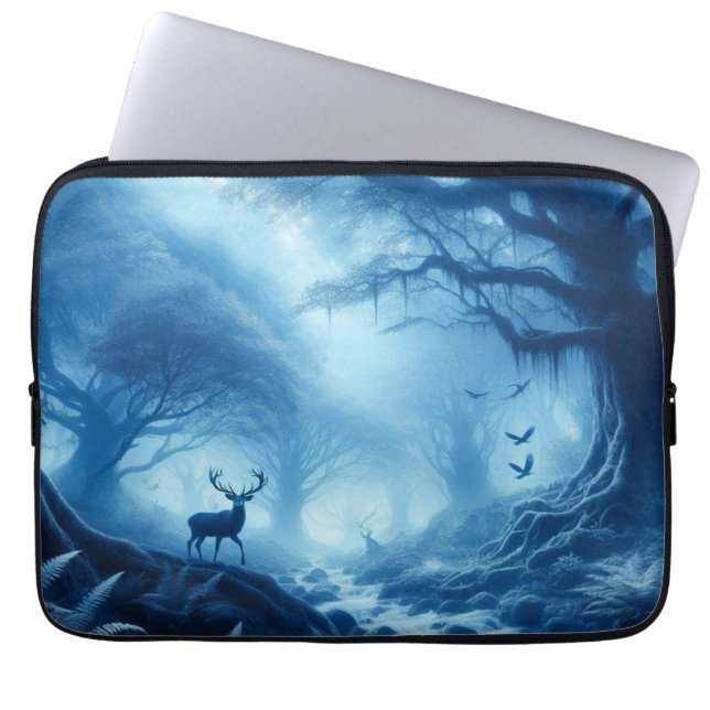 Capa Para Notebook Cervo na Floresta Escura de Névoa Azul (Frente)