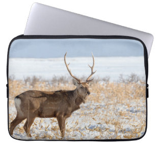 Capa Para Notebook Cervo Sika em um Campo Nevado Japão