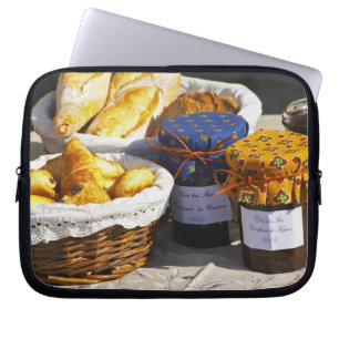 Capa Para Notebook Cesta com croissants e pães de chocolate.
