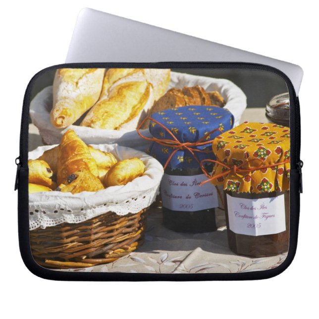 Capa Para Notebook Cesta com croissants e pães de chocolate. (Frente)