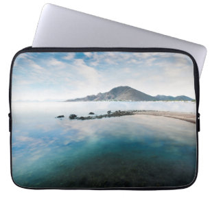 Capa Para Notebook Céu azul nebuloso que reflete no lago