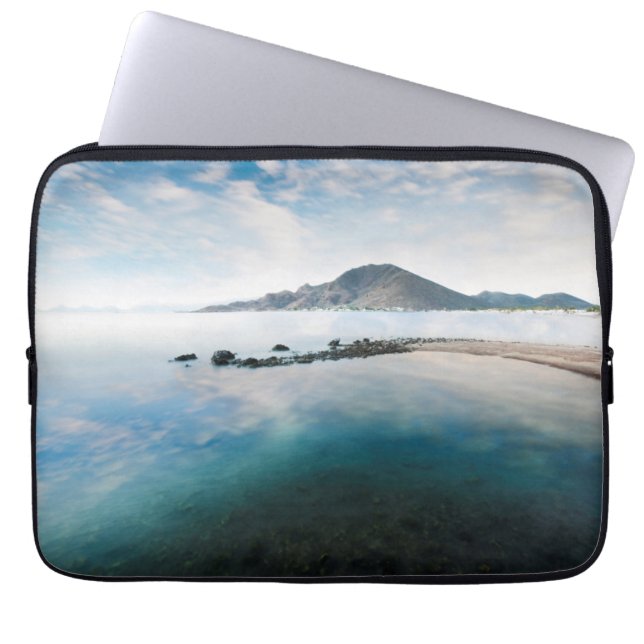 Capa Para Notebook Céu azul nebuloso que reflete no lago (Frente)