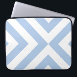 Capa Para Notebook Cevrons claros azuis e brancos<br><div class="desc">Os chevrons claros e brancos alternados convergem nesse design geométrico original em negrito. Imagem criada digitalmente. Copyright © 2013 Claire E. Skinner. Todos os direitos reservados.</div>