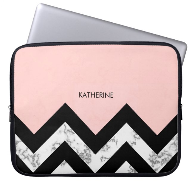 Capa Para Notebook Cevrons Pretos Brancos e Rosa (Frente)