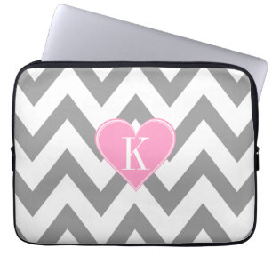 Capa Para Notebook Chevron cinzento com monograma cor-de-rosa do