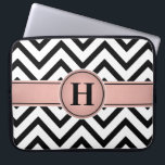 Capa Para Notebook Chevron Rosa Dourado Elegante, Rosa e Preto<br><div class="desc">Proteja seu laptop com estilo com uma manga moderna. O design apresenta um padrão de ziguezague em forma de gesso preto e branco, uma bonito fita de folha de ouro rosa a rosa e preto e o seu monograma personalizado. Este elegante e moderno caso de computador faz um presente de...</div>