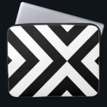 Capa Para Notebook Chevrons Pretos e Brancos<br><div class="desc">Os chevrons preto e branco alternantes convergem nesse padrão geométrico em negrito criado do zero. Imagem criada digitalmente. Copyright © 2012 Claire E. Skinner. Todos os direitos reservados.</div>