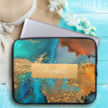 Capa Para Notebook Chic glam aquarela dourada turquesa laranja<br><div class="desc">Uma banda esparsa de folha de ouro com seu nome de tipografia de script sobrepõe um rico, veado dourado, azul turquesa e fundo amarelo de cor d'água laranja nesta elegante, tenda, cinzenta, personalizada bolsa de laptop neoprene. Faz uma declaração divertida e na moda cada vez que você a usa. Esta...</div>