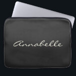 Capa Para Notebook Chic Personalizado do Nome de Script Manuscrito Pr<br><div class="desc">Esta bolsa de laptop personalizada apresenta o seu nome em lindas letras escritas à mão num fundo preto na moda. ideia de presente de excelente.</div>