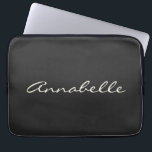 Capa Para Notebook Chic Personalizado do Nome de Script Manuscrito Pr<br><div class="desc">Esta bolsa de laptop personalizada apresenta o seu nome em lindas letras escritas à mão num fundo preto na moda. ideia de presente de excelente.</div>