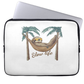 Capa Para Notebook Chillin' Sloth em uma camiseta de Hammock Oversize