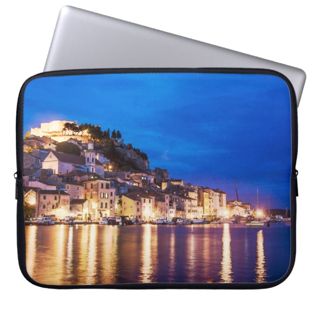 Capa Para Notebook Cidade croata de Sibenik à noite (Frente)