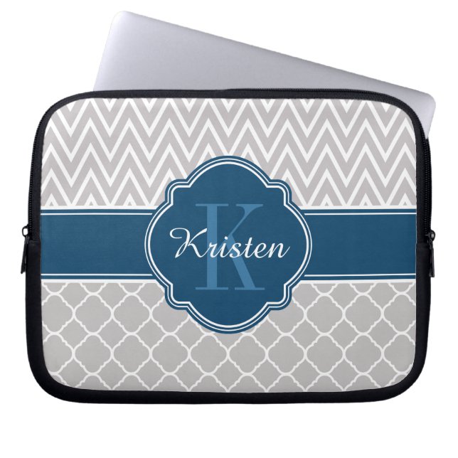 Capa Para Notebook Cinza Chevron Quatrefoil Padrão Monograma Azul (Frente)
