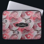 Capa Para Notebook Cinza Vermelha e Padrão de Paisley Preto com Monog<br><div class="desc">Uma bela combinação de cores neste padrão vermelho,  cinza e paisley preto. Edite o monograma personalizado com seu nome ou outro texto.</div>