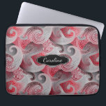 Capa Para Notebook Cinza Vermelha e Padrão de Paisley Preto com Monog<br><div class="desc">Uma bela combinação de cores neste padrão vermelho,  cinza e paisley preto. Edite o monograma personalizado com seu nome ou outro texto.</div>