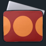 Capa Para Notebook Círculos Laranja em Vermelho<br><div class="desc">Esse padrão geométrico em negrito apresenta um ponto laranja grande no centro e duas meias-círculos laranja nas bordas de um fundo vermelho. Se quiser adicionar um monograma ou imagem ao design,  clique no botão "Personalizar!". Imagem criada digitalmente. Copyright © 2011 Claire E. Skinner. Todos os direitos reservados.</div>