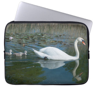 Capa Para Notebook Cisne mudo branco com cisnes filhotes no lago