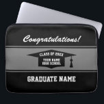 Capa Para Notebook Classe de bolsa de laptop de graduação do Segundo<br><div class="desc">Classe de bolsa de laptop de graduação do Segundo grau 2023. Design personalizado com nome personalizado e logotipo de boné de equipe. Adicione sua própria mensagem de parabéns e ano. Mantenha-se presente ou partidário a favor da graduação de mais velho, formandos universitários ou universitários. Altere a quantidade para obter o...</div>