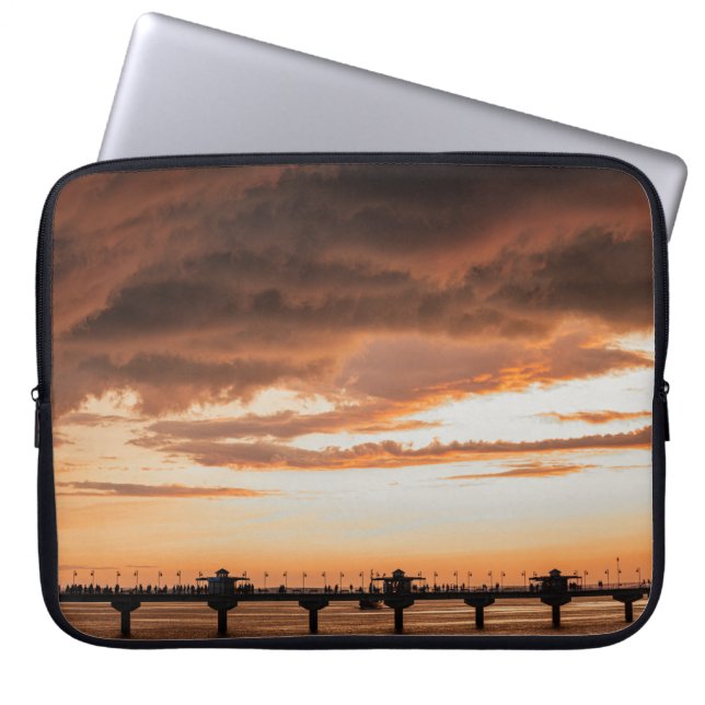 CAPA PARA NOTEBOOK COBERTURA DE PESSOAS NA PRAIA DURANTE O SOL (Frente)