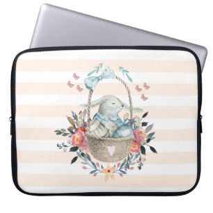 Capa Para Notebook Coelhinho bonito em uma cesta com ovos e flores Bo