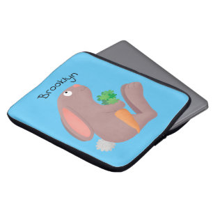 Capa Para Notebook Coelho bonito sentado com desenho de cenoura