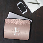 Capa Para Notebook Colírios De Lítio Metálico Bruto Dourado, Com rosa<br><div class="desc">Vestir sua tecnologia em elegância com nossa Bolsa de laptop de Glitter de metal escovado Dourado, Rosa monograma! Personalize sua manga com um monograma branco contra um pano de fundo de rosa dourado que pinga no metal escovado. Esta fusão de estilo e textura adiciona um toque de glamour à proteção...</div>