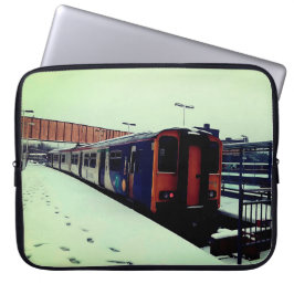Capa Para Notebook Comboio azul e amarelo, na neve