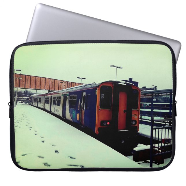 Capa Para Notebook Comboio azul e amarelo, na neve (Frente)