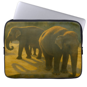 Capa Para Notebook Companheiros de ouro - Trio de Elefante na Luz Que